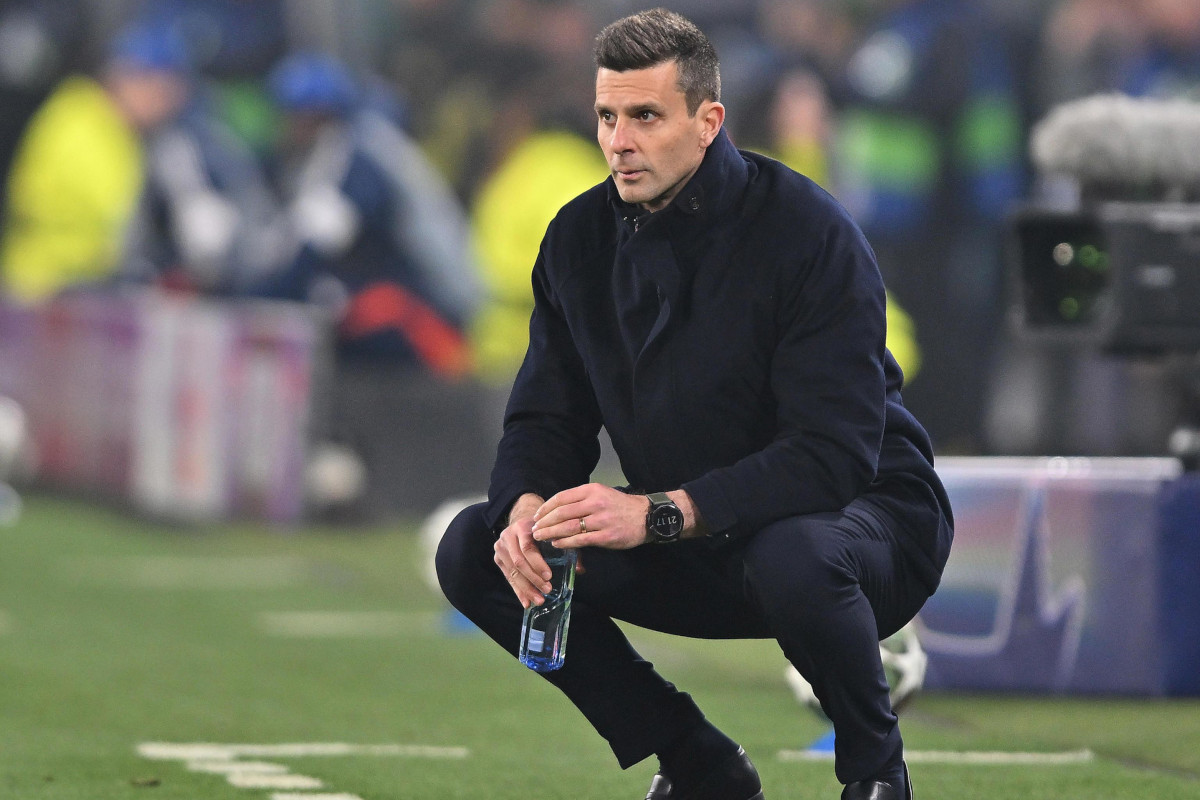 epa11889266 Juventus coach Thiago Motta looks on during the UEFA Champions League play-offs first leg soccer match between Juventus FC and PSV Eindhoven, in Turin, Italy, 11 February 2025. EPA-EFE/ALESSANDRO DI MARCO