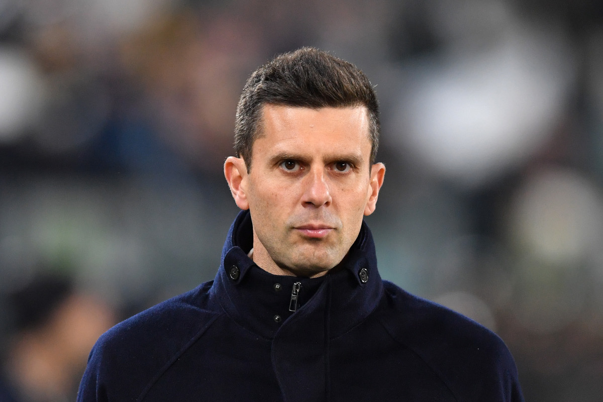 TURYN, WŁOCHY - 16 LUTEGO: Thiago Motta, trener Juventusu, przygląda się meczowi Serie A pomiędzy Juventusem i FC Internazionale, który odbędzie się 16 lutego 2025 r. w Turynie we Włoszech. (Zdjęcie: Valerio Pennicino/Getty Images)