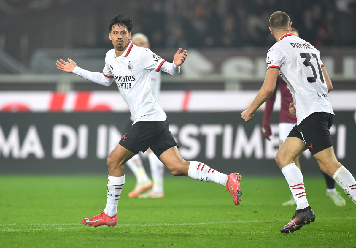 TURYN, WŁOCHY - 22 LUTEGO: Tijjani Reijnders z AC Milan świętuje strzelenie pierwszej bramki dla swojej drużyny podczas meczu Serie A pomiędzy Torino i AC Milan na Stadio Olimpico di Torino 22 lutego 2025 r. w Turynie we Włoszech. (Zdjęcie: Valerio Pennicino/Getty Images)