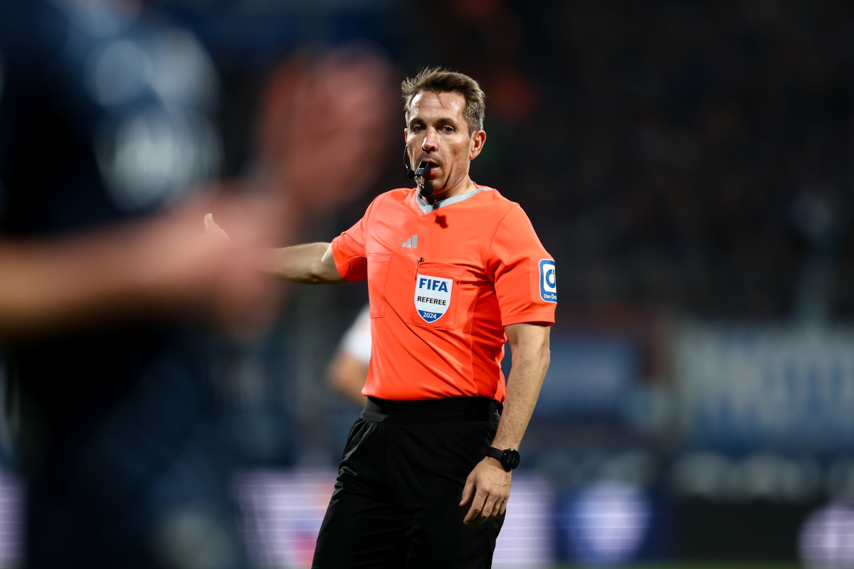 BOCHUM, Allemagne - 26 avril: L'arbitre Tobias StiaLler Seending le match Bundesliga entre VFL Bochum 1848 et TSG Hoffenheim à Vonovia Ruhrstadion le 26 avril 2024 à Bochum, en Allemagne. (Photo de Leon Kuegeler / Getty Images)