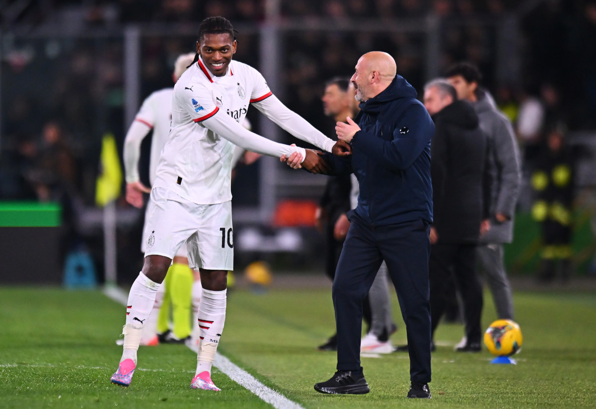 BOLOGNA, ITALIA - 27 FEBBRAIO: Rafael Leao dell'AC Milan e Vincenzo Italiano, allenatore del Bologna, interagiscono durante la partita di Serie A tra Bologna e AC Milan allo Stadio Renato Dall'Ara il 27 febbraio 2025 a Bologna, Italia. (Foto di Alessandro Sabattini/Getty Images)