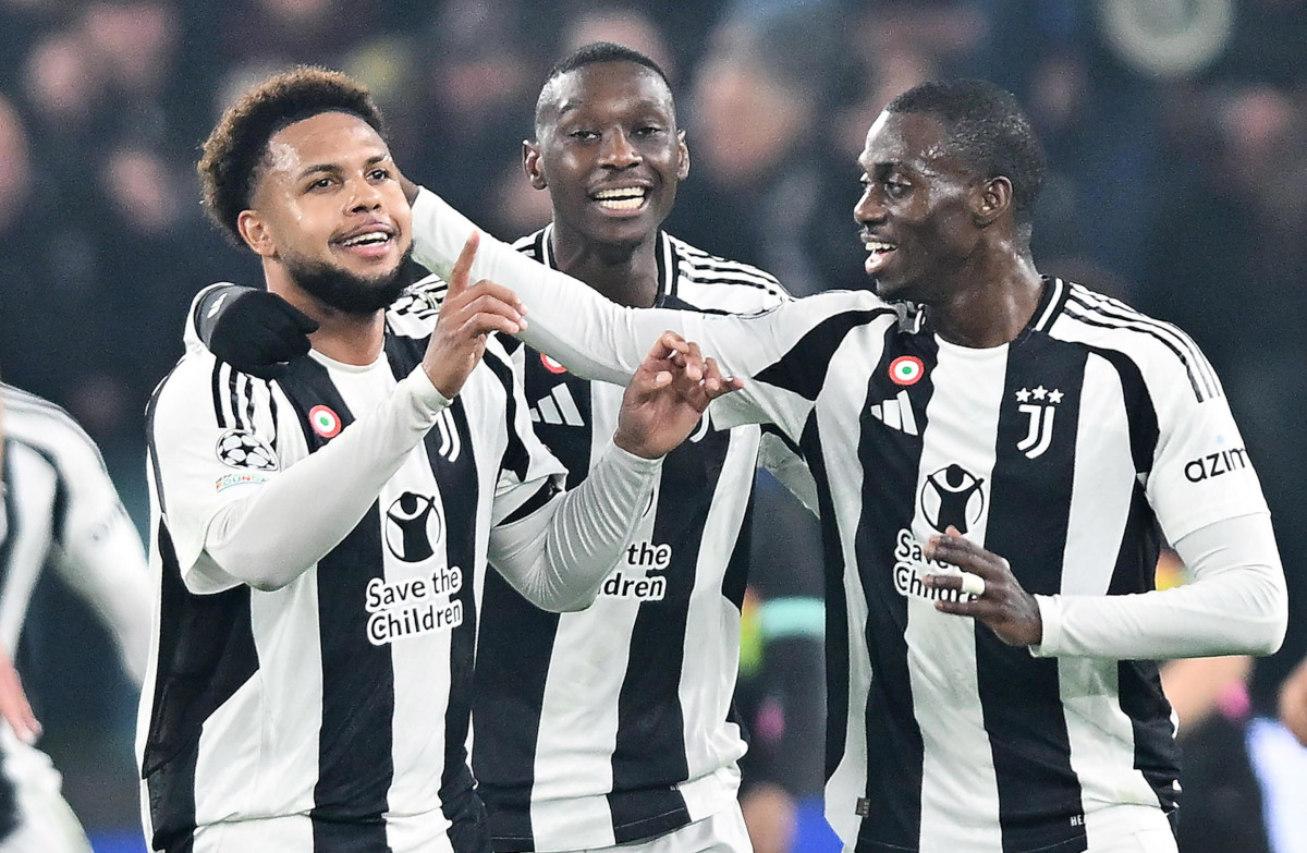 epa11889200 Juventus' Weston McKennie (L) celebrates with his teammates after scoring the 1-0 goal during the UEFA Champions League play-offs first leg soccer match between Juventus FC and PSV Eindhoven, in Turin, Italy, 11 February 2025. EPA-EFE/ALESSANDRO DI MARCO