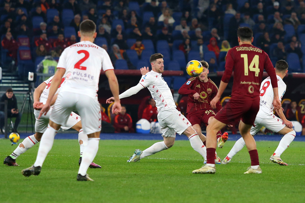 ROME, ITALIË - 24 FEBRUARI: Alexis Saelemaekers van Roma scoort het eerste doelpunt voor zijn team tijdens de Serie A-wedstrijd tussen AS Roma en Monza in Stadio Olimpico op 24 februari 2025 in Rome, Italië. (Foto door Paolo Bruno/Getty Images)