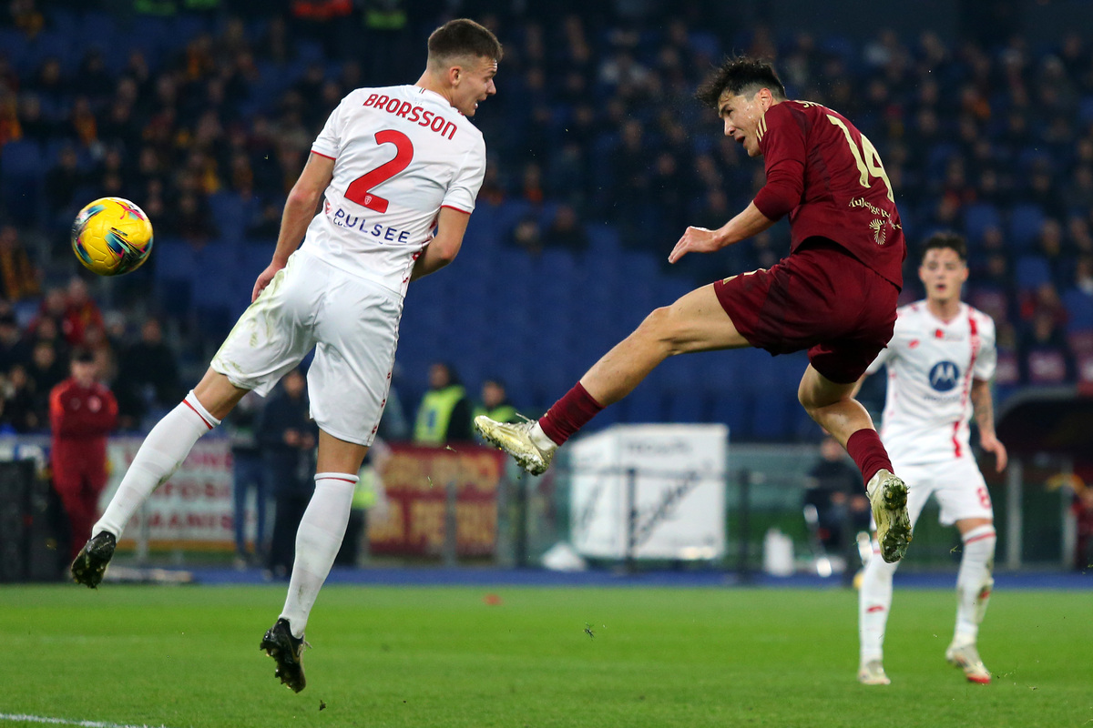 ROME, ITALIË - 24 FEBRUARI: Eldor Shomurodov van Roma kopt de bal en scoort het tweede doelpunt voor zijn team langs verdediger Arvid Brorsson van Monza tijdens de Serie A-wedstrijd tussen AS Roma en Monza in Stadio Olimpico op 24 februari 2025 in Rome, Italië. (Foto door Paolo Bruno/Getty Images)