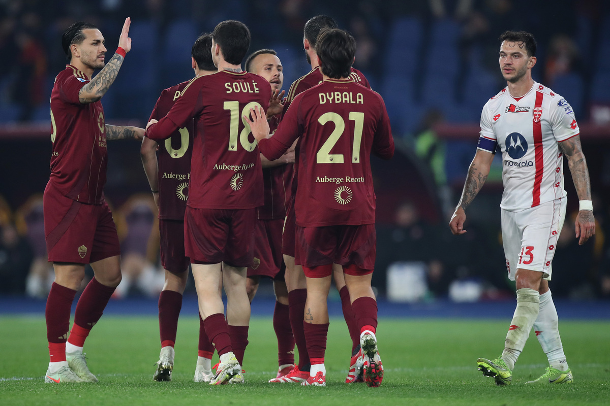 ROME, ITALIË - 24 FEBRUARI: Angelino van Roma viert het derde doelpunt van de wedstrijd voor zijn team met teamgenoten tijdens de Serie A-wedstrijd tussen AS Roma en Monza in het Stadio Olimpico op 24 februari 2025 in Rome, Italië. (Foto door Paolo Bruno/Getty Images)