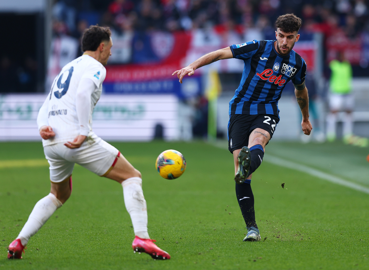 Matteo Ruggeri of Atalanta passes the ball under pressure from Nadir Zortea of Cagliari during the Serie A match between Atalanta and Cagliari at Gewiss Stadium on February 15, 2025 in Bergamo, Italy. (Photo by Francesco Scaccianoce/Getty Images)