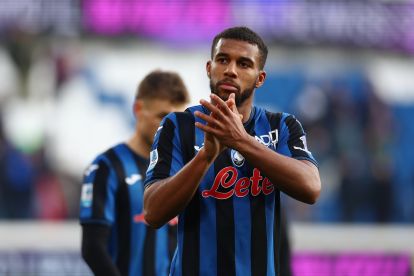 Isak Hien of Atalanta BC acknowledges fans after the Serie A match between Atalanta and Cagliari at Gewiss Stadium on February 15, 2025 in Bergamo, Italy. (Photo by Francesco Scaccianoce/Getty Images)