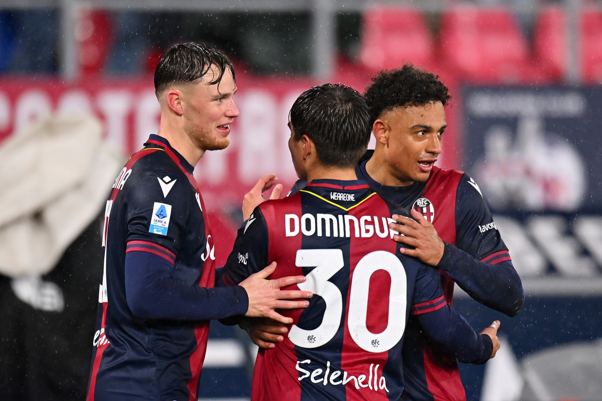 Dan Ndoye, do Bologna (D), comemora o primeiro gol de sua equipe com os companheiros Sam Beukema (E) e Benjamin Dominguez na partida da Série A entre Bologna e Torino no Estádio Renato Dall'Ara em 14 de fevereiro de 2025 em Bolonha, Itália. (Foto de Alessandro Sabattini/Getty Images)