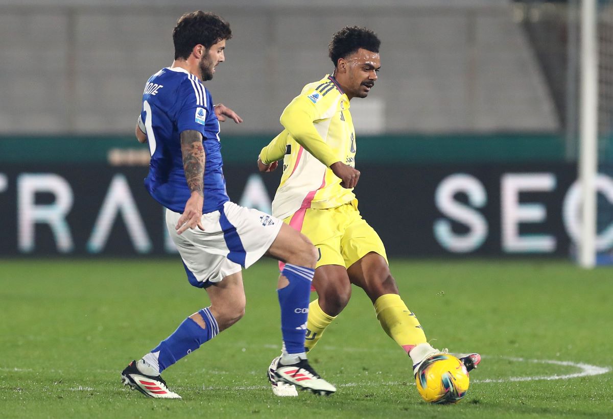 COMO, ITALY - FEBRUARY 07: Renato Veiga of Juventus competes for the ball with Patrick Cutrone of Como 1907 during the Serie A match between Como 1907 and Juventus at Stadio G. Sinigaglia on February 07, 2025 in Como, Italy. (Photo by Marco Luzzani/Getty Images)