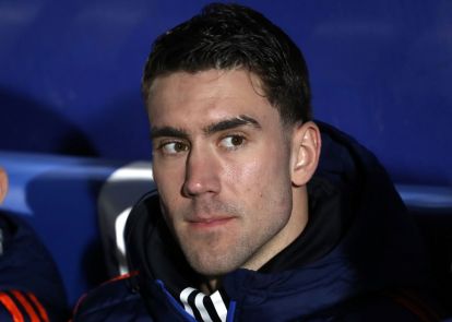 COMO, ITALY - FEBRUARY 07: Dusan Vlahovic of Juventus looks on during the Serie A match between Como 1907 and Juventus at Stadio G. Sinigaglia on February 07, 2025 in Como, Italy. (Photo by Marco Luzzani/Getty Images)