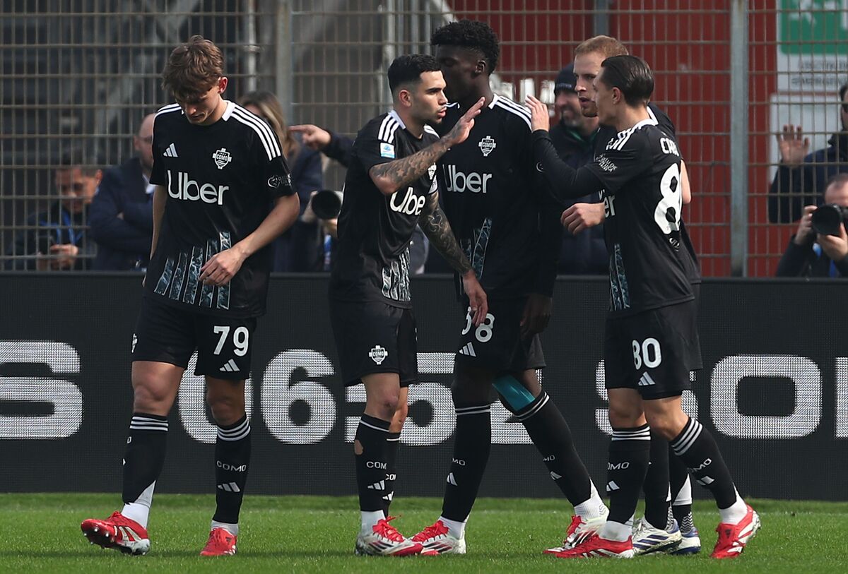 Jugadores del Como 1907 celebran un gol en propia puerta contra el Napoli