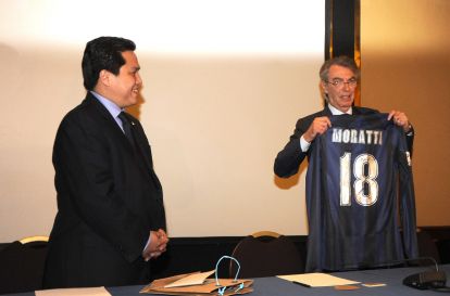 FC Internazionale Milano new president Milano Erick Thohir and honorary president Massimo Moratti (R) attend a press conference after the FC Internazionale Milano shareholders' meeting on November 15, 2013 in Milan, Italy.  (Photo by Pier Marco Tacca/Getty Images)