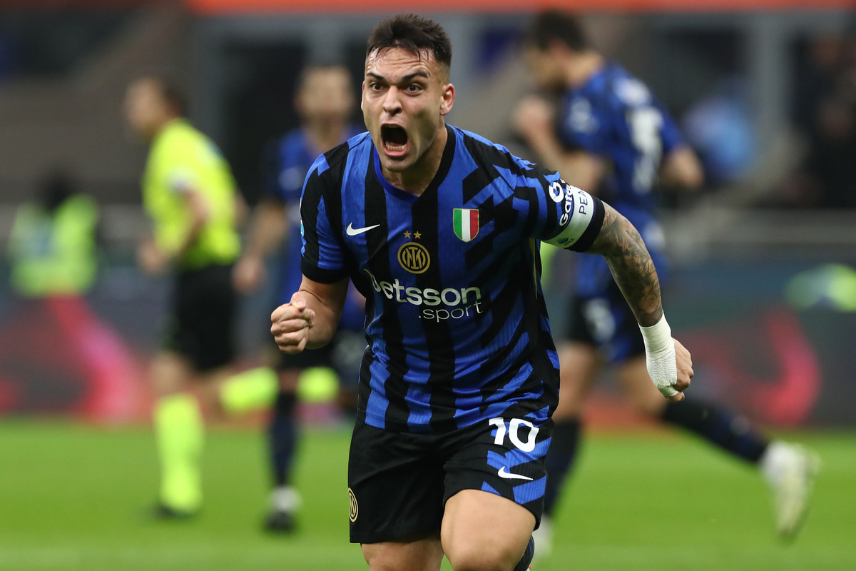 MEDIOLAN, WŁOCHY - 10 LUTEGO: Lautaro Martinez z Interu Mediolan świętuje pierwszą bramkę swojej drużyny, samobójczą bramkę Marina Pongračicia z Fiorentiny, podczas meczu Serie A pomiędzy FC Interem Mediolan i Fiorentiną na Stadio Giuseppe Meazza 10 lutego 2025 r. w Mediolanie we Włoszech. (Zdjęcie: Marco Luzzani/Getty Images)