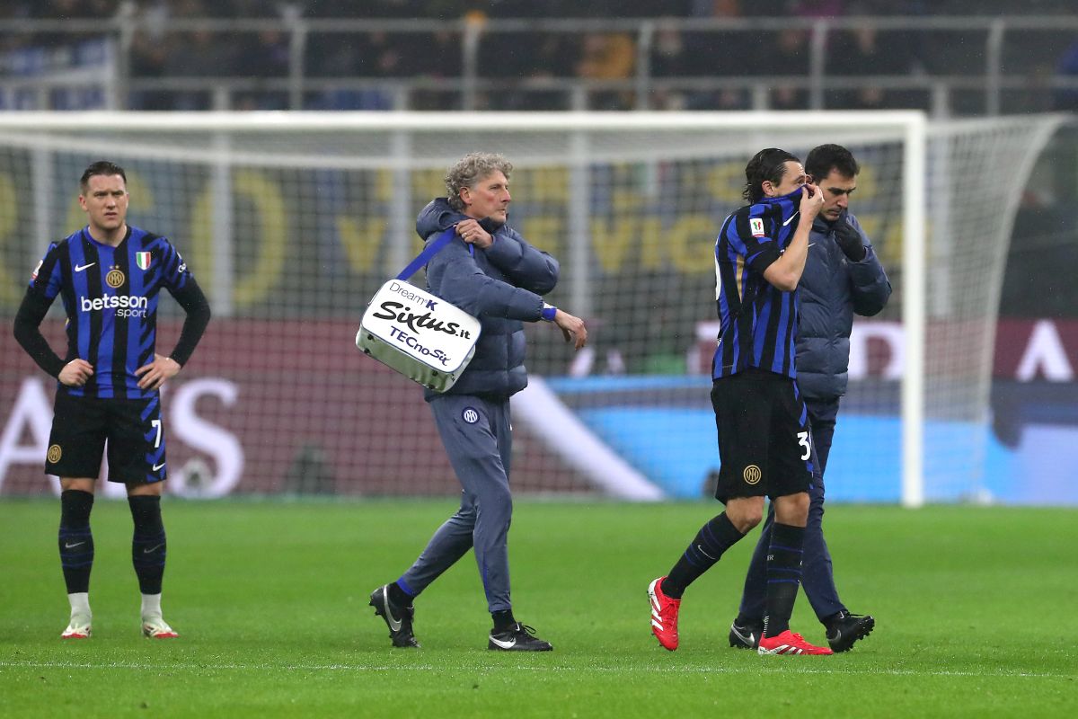 MILÃO, ITÁLIA - 25 DE FEVEREIRO: Matteo Darmian, do FC Internazionale, sai do campo com a equipe médica após sofrer uma lesão durante a partida das quartas de final da Copa da Itália entre o FC Internazionale e a SS Lazio no Estádio Giuseppe Meazza em 25 de fevereiro de 2025 em Milão, Itália. (Foto de Marco Luzzani/Getty Images)