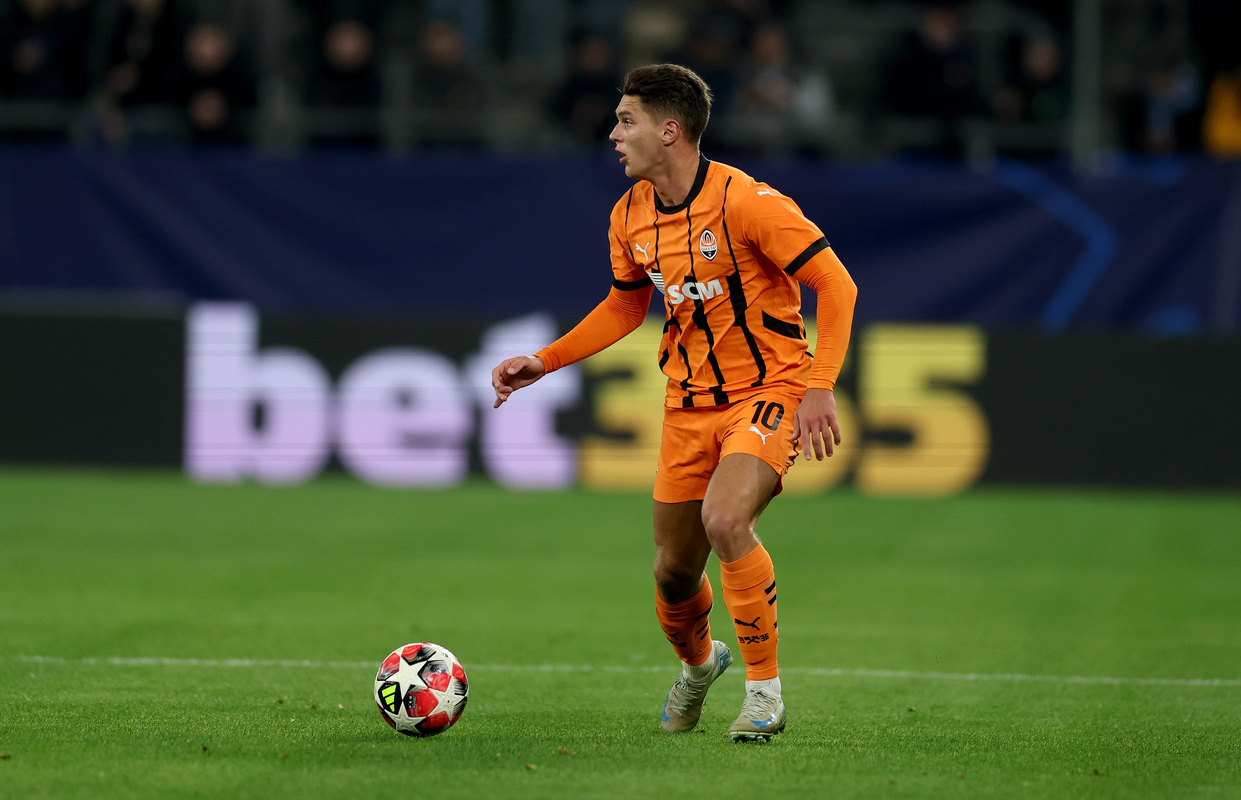 GELSENKIRCHEN, ALEMANIA - 22 DE ENERO: Heorhii Sudakov del FC Shakhtar Donetsk corre con el balón durante el partido de la Fase MD7 de la Liga de Campeones de la UEFA 2024/25 entre el FC Shakhtar Donetsk y el Stade Brestois 29 en el Arena AufSchalke el 22 de enero de 2025 en Gelsenkirchen, Alemania. (Foto de Lars Baron/Getty Images)