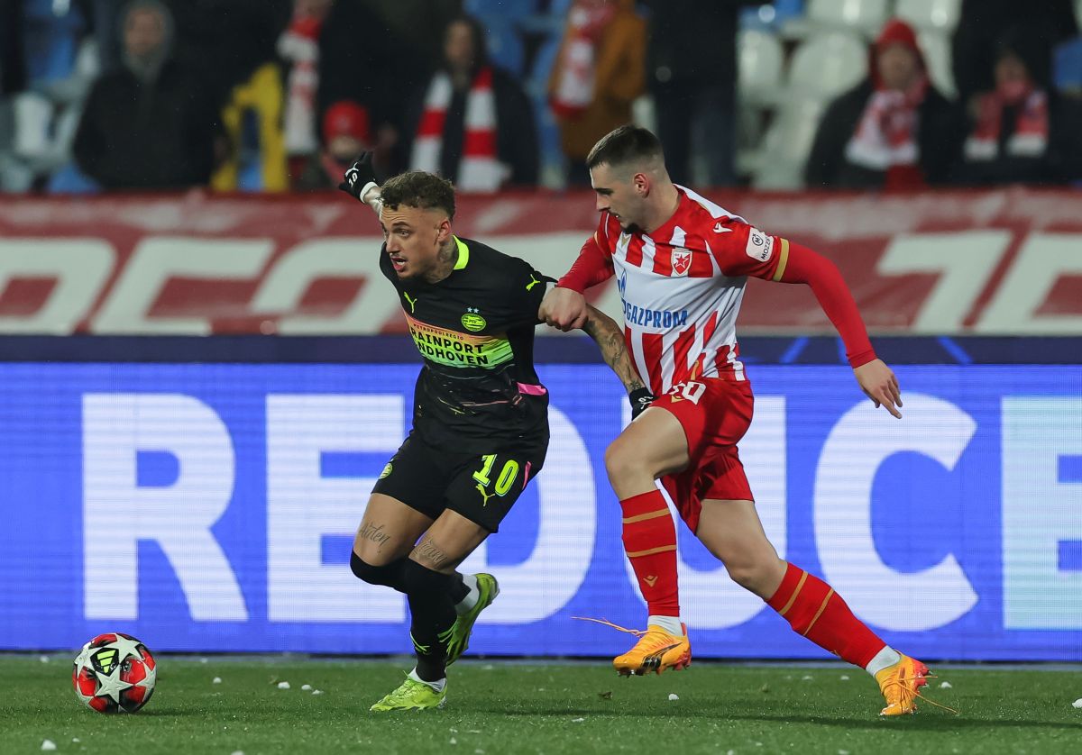 Belgrado, Serbia - 21 de enero: (LR) Noa Lang del PSV Eindhoven en acción contra Ognjen Mimovic de Crvena Zvezda durante la UEFA Champions League 2024/25 Fase MD7 Fase MD7 entre FK Crvena Zvezda y PSV Eindhoven en el estadio Rajko Mitic el 21 de enero de 2025 en Belgrade, SERBIA. (Foto de Srdjan Stevanovic/Getty Images) de