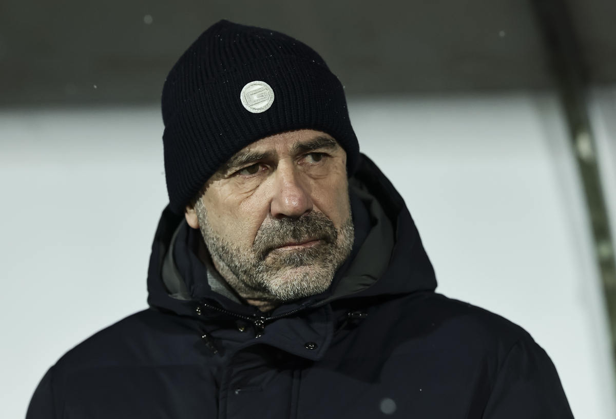 Head coach Peter Bosz of PSV Eindhoven looks on prior to the UEFA Champions League 2024/25 League Phase MD7 match between FK Crvena Zvezda and PSV Eindhoven at Stadium Rajko Mitic on January 21, 2025 in Belgrade, Serbia. (Photo by Srdjan Stevanovic/Getty Images) (Juventus-PSV)