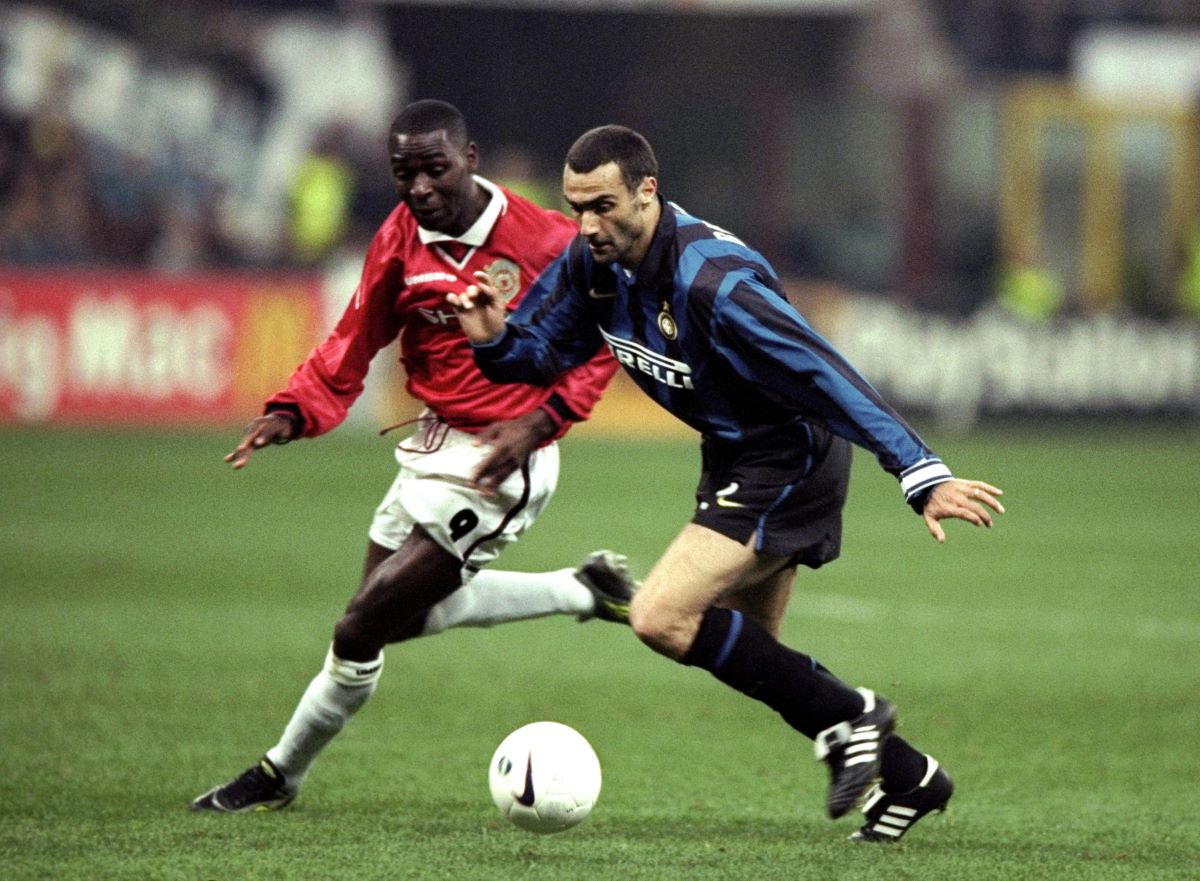 Giuseppe Bergomi e Andy Cole em campo