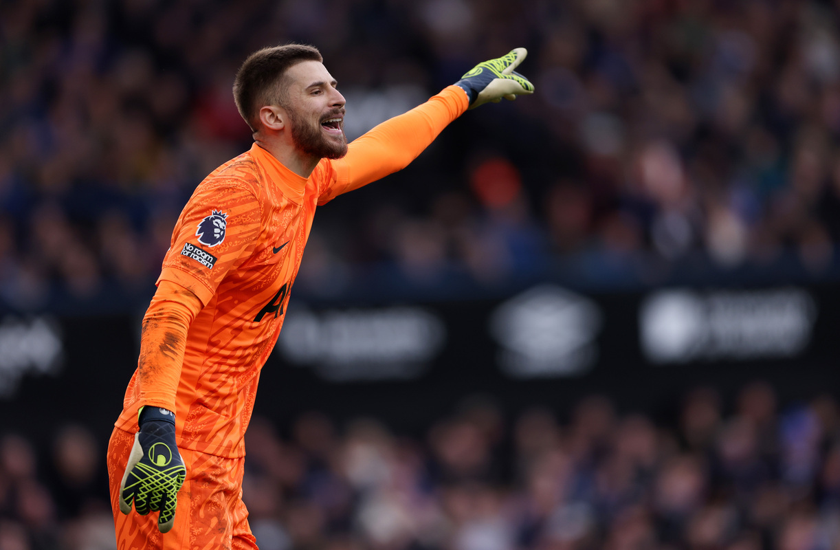 IPSWICH, ANGLETERRE - 22 FÉVRIER : Guglielmo Vicario de Tottenham Hotspur réagit lors du match de Premier League entre Ipswich Town FC et Tottenham Hotspur FC à Portman Road le 22 février 2025 à Ipswich, en Angleterre. (Photo de Paul Harding/Getty Images)