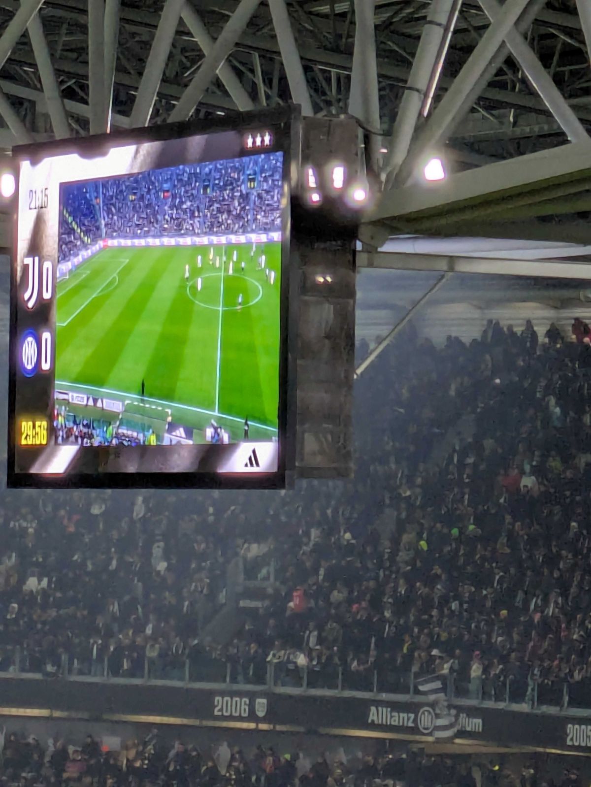 Pantalla gigante de la Juventus en la Curva Sud durante un partido en casa contra el Inter el 16 de febrero de 2025.