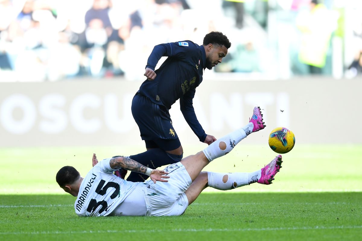 TURIN, ITALY - FEBRUARY 02: Luca Marianucci of Empoli goes down as he battles for the ball with Weston McKennie of Juventus during the Serie A match between Juventus and Empoli at Allianz Stadium on February 02, 2025 in Turin, Italy. (Photo by Valerio Pennicino/Getty Images)