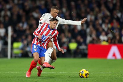 MADRID, SPAIN - FEBRUARY 08: Nahuel Molina of Atletico de Madrid is put under pressure by Kylian Mbappe of Real Madrid CF during the LaLiga match between Real Madrid CF and Atletico de Madrid at Estadio Santiago Bernabeu on February 08, 2025 in Madrid, Spain. (Photo by Florencia Tan Jun/Getty Images)