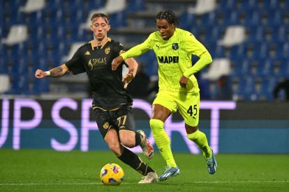 REGGIO NELL'EMILIA, ITALY - NOVEMBER 2: Nicolò Bertola of Spezia Calcio competes for the ball with Armand Laurienté of US Sassuolo during the Coppa Italia match between US Sassuolo and Spezia Calcio at Mapei Stadium - Citta' del Tricolore on November 02, 2023 in Reggio nell'Emilia, Italy. (Photo by Alessandro Sabattini/Getty Images)