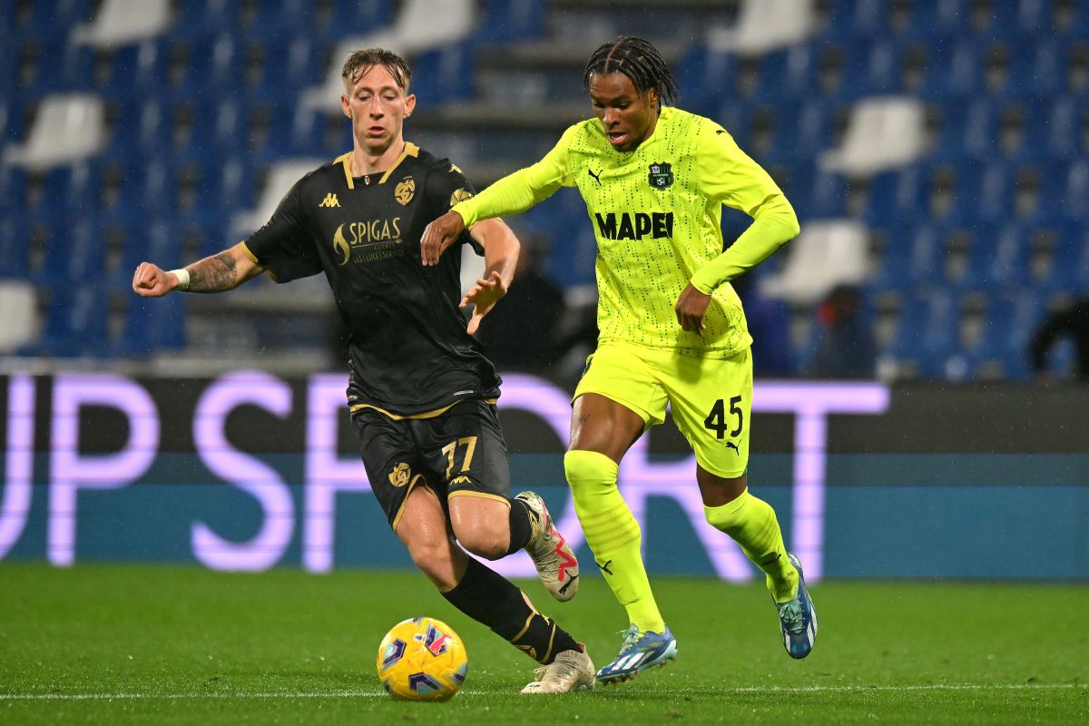 Reggio Nelluemilia, Italy - November 2: Nicolo Bertra of Spezia Calcio competes for the ball with Armand Laurienté of Sassoro, USA, during a Coppa Italia match between Sassoro in the US and Spezia Calcio at Macay Stadium. (Photo: Alessandro Sabattini/Getty Images)