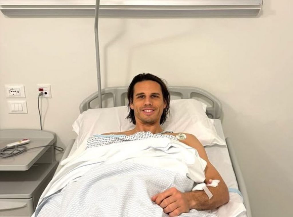 Yann Sommer in witty social media exchange with teammate as he thanks fans from hospital after thumb surgery