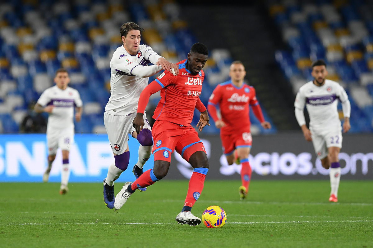 NÁPOLES, ITÁLIA - 13 DE JANEIRO: Axel Tuanzebe do SSC Napoli e Dusan Vlahovic da ACF Fiorentina disputam a bola durante a partida da Coppa Italia entre SSC Napoli e ACF Fiorentina no Estádio Diego Armando Maradona em 13 de janeiro de 2022 em Nápoles, Itália. (Foto de Francesco Pecoraro/Getty Images)