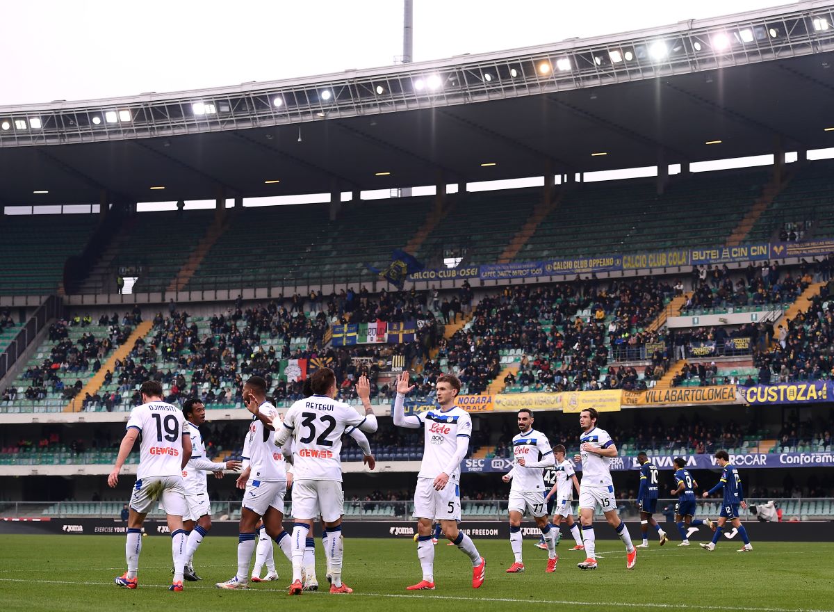 VERONA, ITALY - FEBRUARY 08: Mateo Retegui of Atalanta celebrates scoring his team's fourth goal with teammates during the Serie A match between Verona and Atalanta at Stadio Marcantonio Bentegodi on February 08, 2025 in Verona, Italy. (Photo by Alessandro Sabattini/Getty Images)