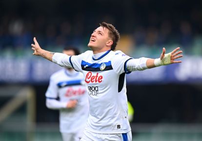VERONA, ITALY - FEBRUARY 08: Mateo Retegui of Atalanta celebrates scoring his team's second goal during the Serie A match between Verona and Atalanta at Stadio Marcantonio Bentegodi on February 08, 2025 in Verona, Italy. (Photo by Alessandro Sabattini/Getty Images)