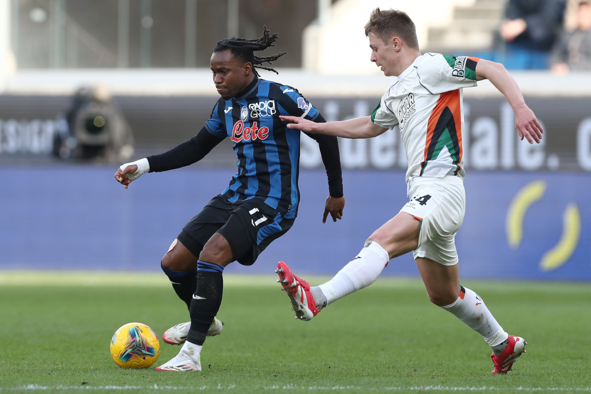 BERGAMO, ITALY - MARCH 01: Ademola Lookman of Atalanta is challenged by Hans Nicolussi Caviglia of Venezia during the Serie A match between Atalanta and Venezia at Gewiss Stadium on March 01, 2025 in Bergamo, Italy. (Photo by Marco Luzzani/Getty Images)