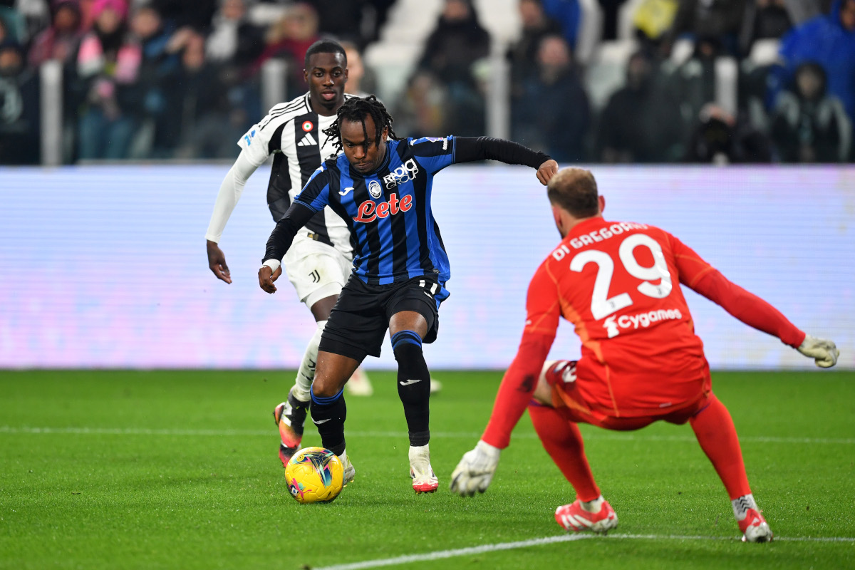 TURIN, ITALY - MARCH 09: Ademola Lookman of Atalanta runs with the ball inside the penalty area whilst under pressure from Timothy Weah and Michele Di Gregorio of Juventus during the Serie A match between Juventus and Atalanta at the Allianz Stadium on March 09, 2025 in Turin, Italy. (Photo by Valerio Pennicino/Getty Images)