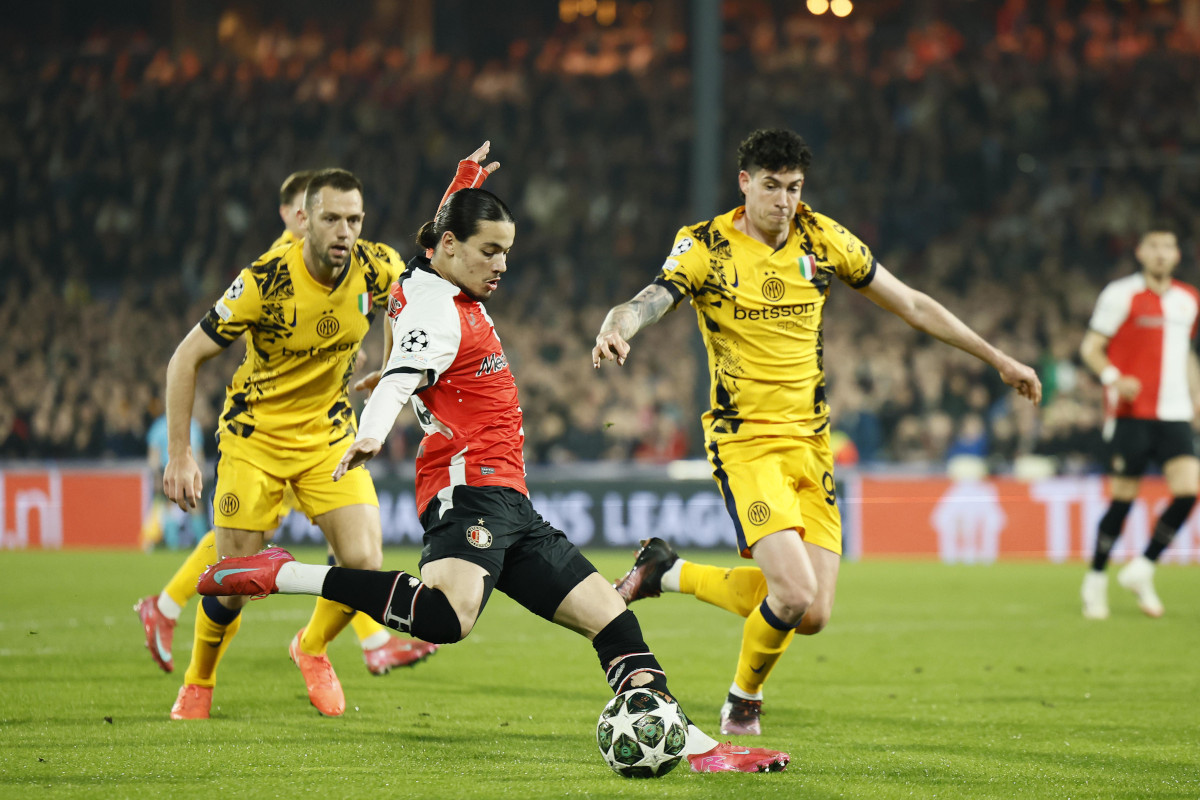 epa11942934 (L-R) Stefan de Vrij of Inter, Anis Hadj Moussa of Feyenoord and Alessandro Bastoni of Inter in action during the UEFA Champions League Round of 16 soccer match between Feyenoord and Inter at Feyenoord Stadium de Kuip in Rotterdam, Netherlands, 05 March 2025. EPA-EFE/KOEN VAN WEEL