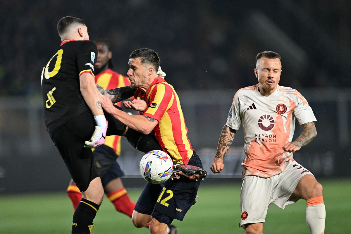 LECCE, ITALY - MARCH 29: Wladimiro Falcone of Lecce hits his teammate Frederic Guilbert during the Serie A match between Lecce and AS Roma at Stadio Via del Mare on March 29, 2025 in Lecce, Italy. (Photo by Francesco Pecoraro/Getty Images)