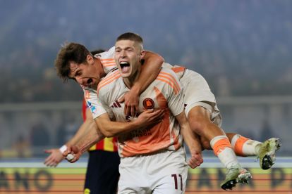 EPA11998033 Roma Artem Dovbyk merayakan mencetak gol 1-0 selama pertandingan sepak bola Serie A Italia antara AS Lecce dan sebagai Roma, di Lecce, Italia, 29 Maret 2025. EPA-EFE/ABBONDANZA SCURO LEZZI