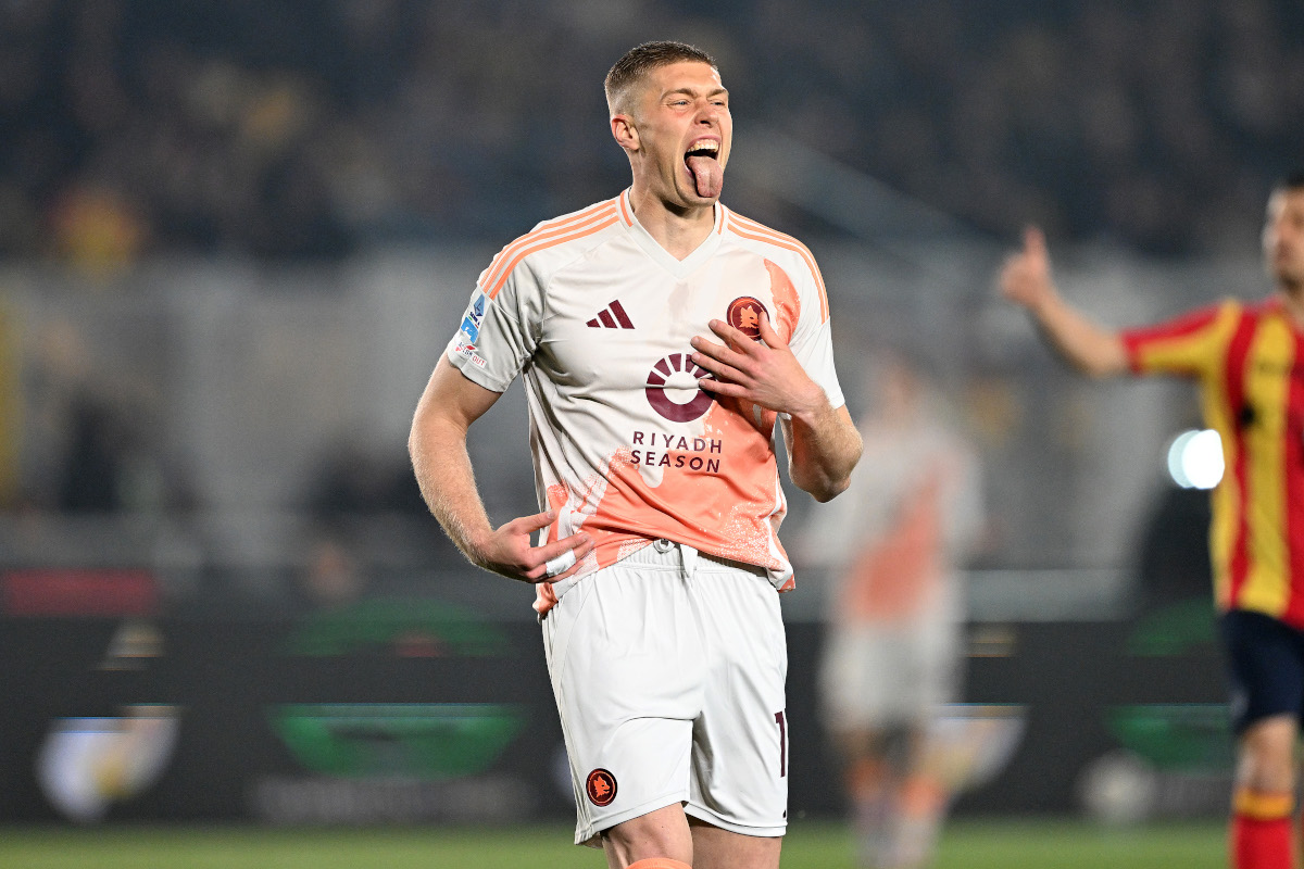 LECCE, ITALY - MARCH 29: Artem Dovbyk of AS Roma during the Serie A match between Lecce and AS Roma at Stadio Via del Mare on March 29, 2025 in Lecce, Italy. (Photo by Francesco Pecoraro/Getty Images)