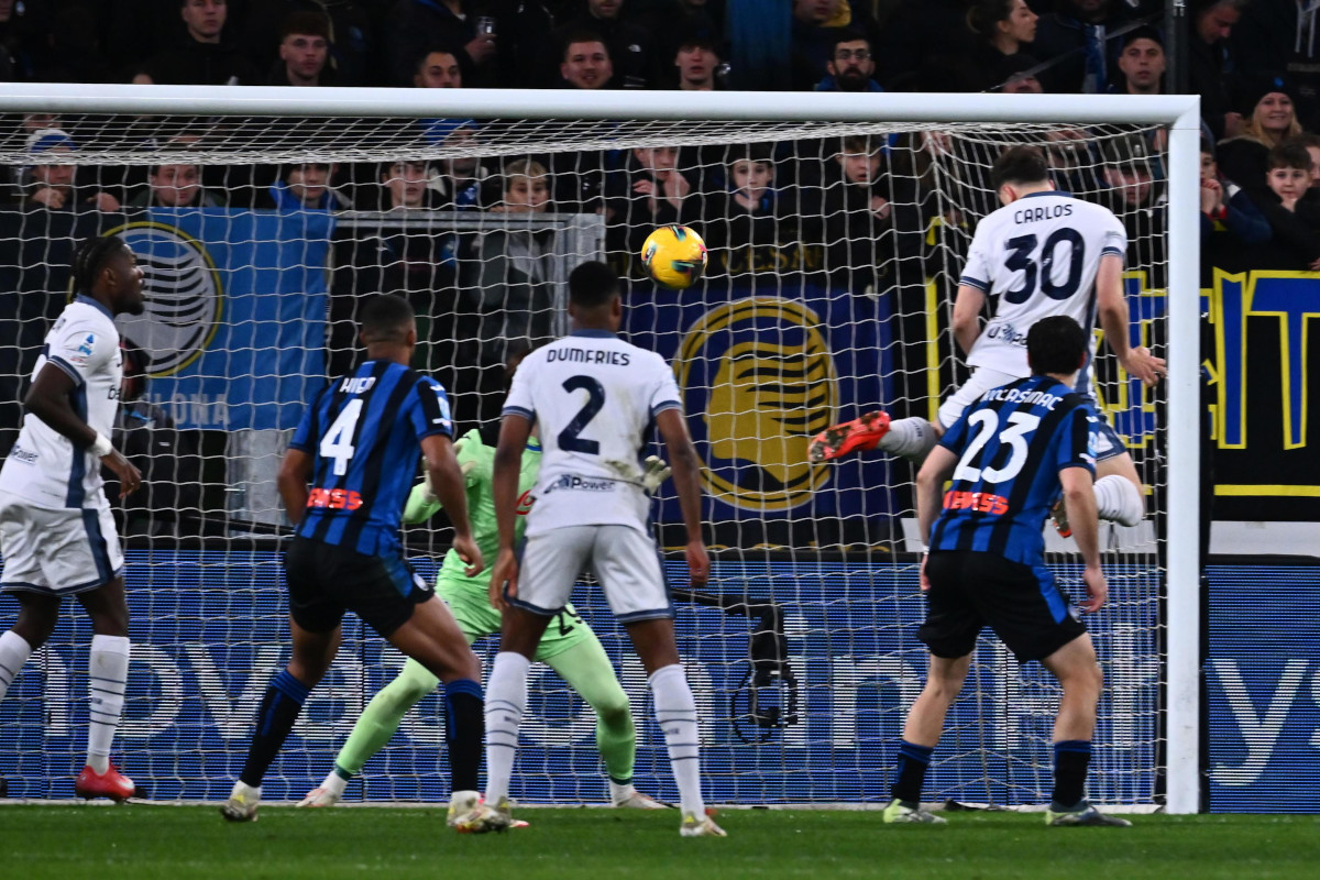 epa11969146 Inters Carlos Augusto (R) scores the 0-1 goal during the Italian Serie A soccer match between Atalanta BC and FC Internazionale, in Bergamo, Italy, 16 March 2025. EPA-EFE/MICHELE MARAVIGLIA