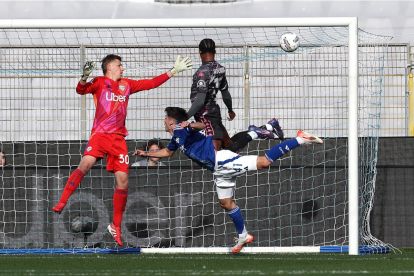 COMO, ITALY - MARCH 29: Christian Kouame’ of Empoli FC scores their team's first goal during the Serie A match between Como 1907 and Empoli FC at Stadio G. Sinigaglia on March 29, 2025 in Como, Italy. (Photo by Marco Luzzani/Getty Images)