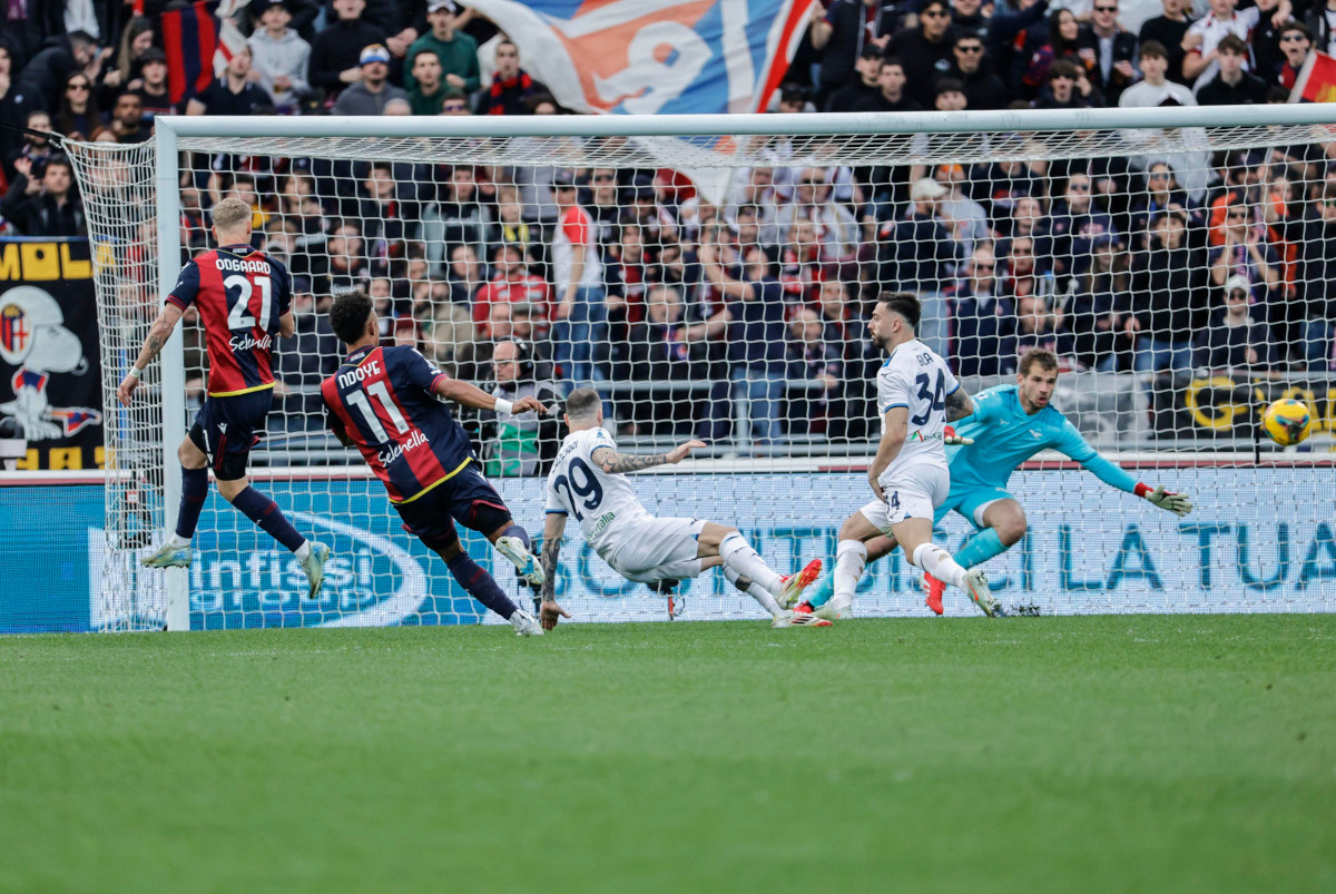 epa11968300 Bologna's Dan Ndoye scores the 3-0 goal during the Italian Serie A soccer match Bologna FC vs SS Lazio at Renato Dall'Ara stadium in Bologna, Italy, 16 March 2025. EPA-EFE/SERENA CAMPANINI