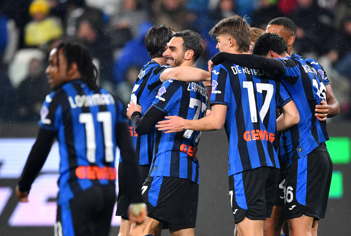 TURIN, ITALY - MARCH 09: Davide Zappacosta of Atalanta celebrates scoring his team's third goal with team mates during the Serie A match between Juventus and Atalanta at the Allianz Stadium on March 09, 2025 in Turin, Italy. (Photo by Valerio Pennicino/Getty Images)