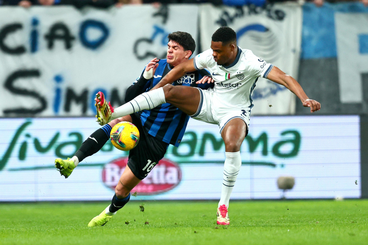 epa11969094 Inter's Denzel Dumfries (R) and Atalanta's Raoul Bellanova in action during the Italian Serie A soccer match between Atalanta BC and FC Internazionale, in Bergamo, Italy, 16 March 2025. EPA-EFE/MICHELE MARAVIGLIA