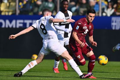 PARMA, ITALY - MARCH 08: Eljif Elmas of Torino competes for the ball with Nahuel Estévez of Parma calcio during the Serie A match between Parma and Torino at Stadio Ennio Tardini on March 08, 2025 in Parma, Italy. (Photo by Alessandro Sabattini/Getty Images)