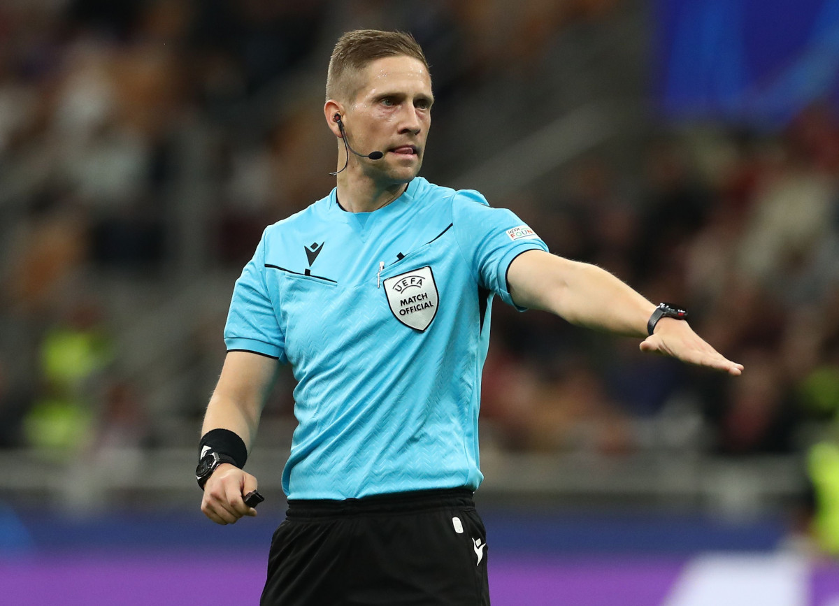 MILAN, ITALY - SEPTEMBER 17: Referee Espen Eskas gestures during the UEFA Champions League 2024/25 League Phase MD1 match between AC Milan and Liverpool FC at Stadio San Siro on September 17, 2024 in Milan, Italy. (Photo by Marco Luzzani/Getty Images)