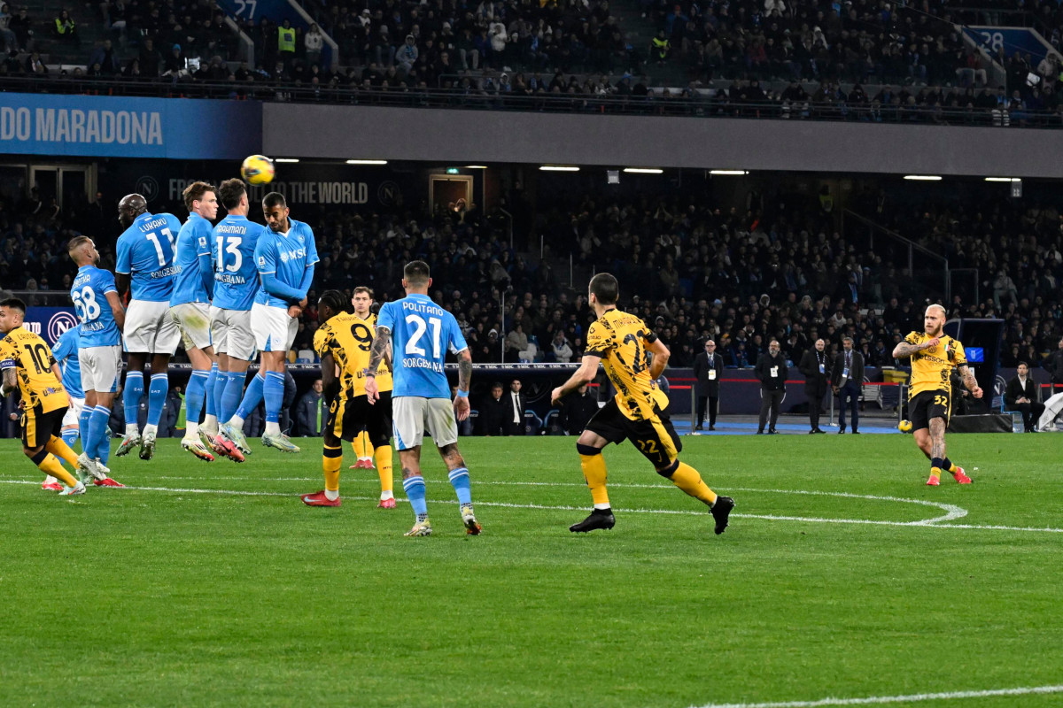 epa11932821 InterÂ’s defender Federico Dimarco scores a goal during the Italian Serie A soccer match SSC Napoli vs Inter FC at Diego Armando Maradona stadium in Naples, Italy, 01 March 2025. EPA-EFE/CIRO FUSCO