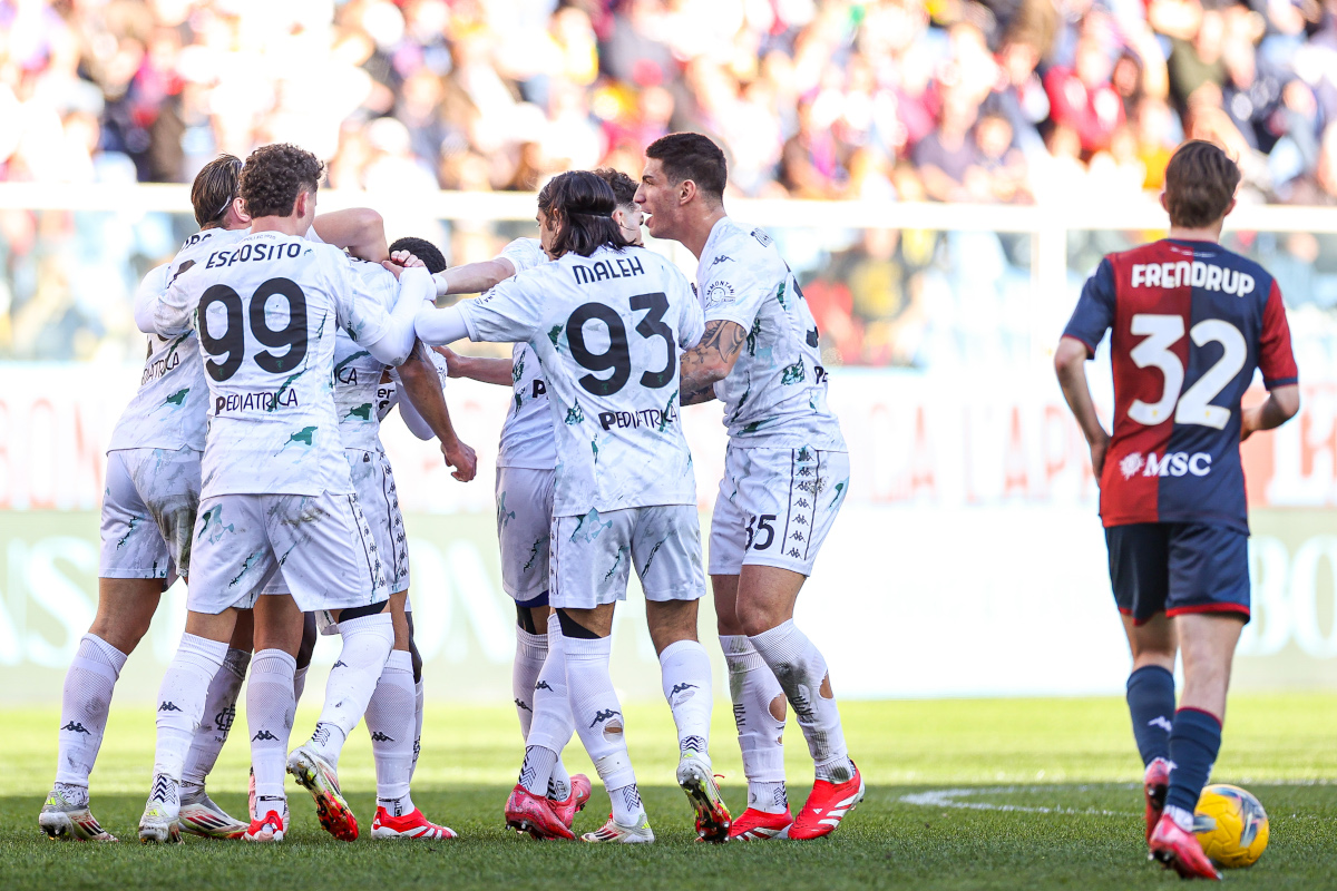 GENOA, ITALY - MARCH 2: Alberto Grassi of Empoli (3rd from left) celebrates with his team-mates after scoring a goal during the Serie A match between Genoa and Empoli at Stadio Luigi Ferraris on March 2, 2025 in Genoa, Italy. (Photo by Getty Images/Getty Images)