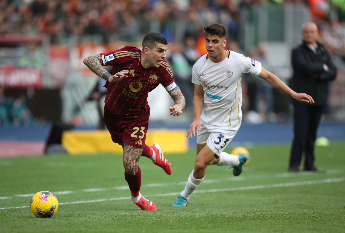 ROME, ITALY - MARCH 16: Gianluca Mancini of AS Roma is challenged by Adam Obert of Cagliari during the Serie A match between AS Roma and Cagliari at Stadio Olimpico on March 16, 2025 in Rome, Italy. (Photo by Paolo Bruno/Getty Images)
