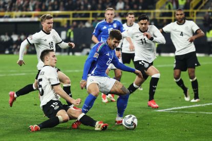 DORTMUND, GERMANY - MARCH 23: Giovanni Di Lorenzo of Italy is challenged by Nico Schlotterbeck of Germany during the UEFA Nations League Quarterfinal Leg Two match between Germany and Italy at Football Stadium Dortmund on March 23, 2025 in Dortmund, Germany. (Photo by Christof Koepsel/Getty Images for DFB)