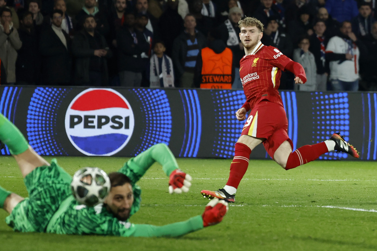 epa11943224 Harvey Elliott (R) of Liverpool scores the opening goal against PSG goalkeeper Gianluigi Donnarumma during the UEFA Champions League Round of 16, 1st leg soccer match between Paris Saint-Germain and Liverpool FC, in Paris, France, 05 March 2025. EPA-EFE/MOHAMMED BADRA